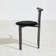 Chaise à cadre métallique de style postmoderne