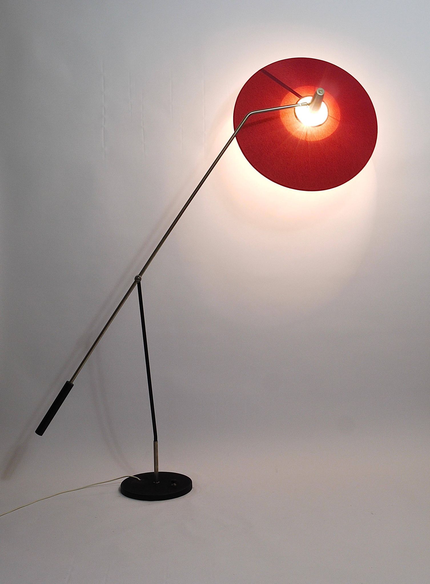 Articulated floor lamp with counterweight mid-century by Rupert Nikoll, nickel, brass.