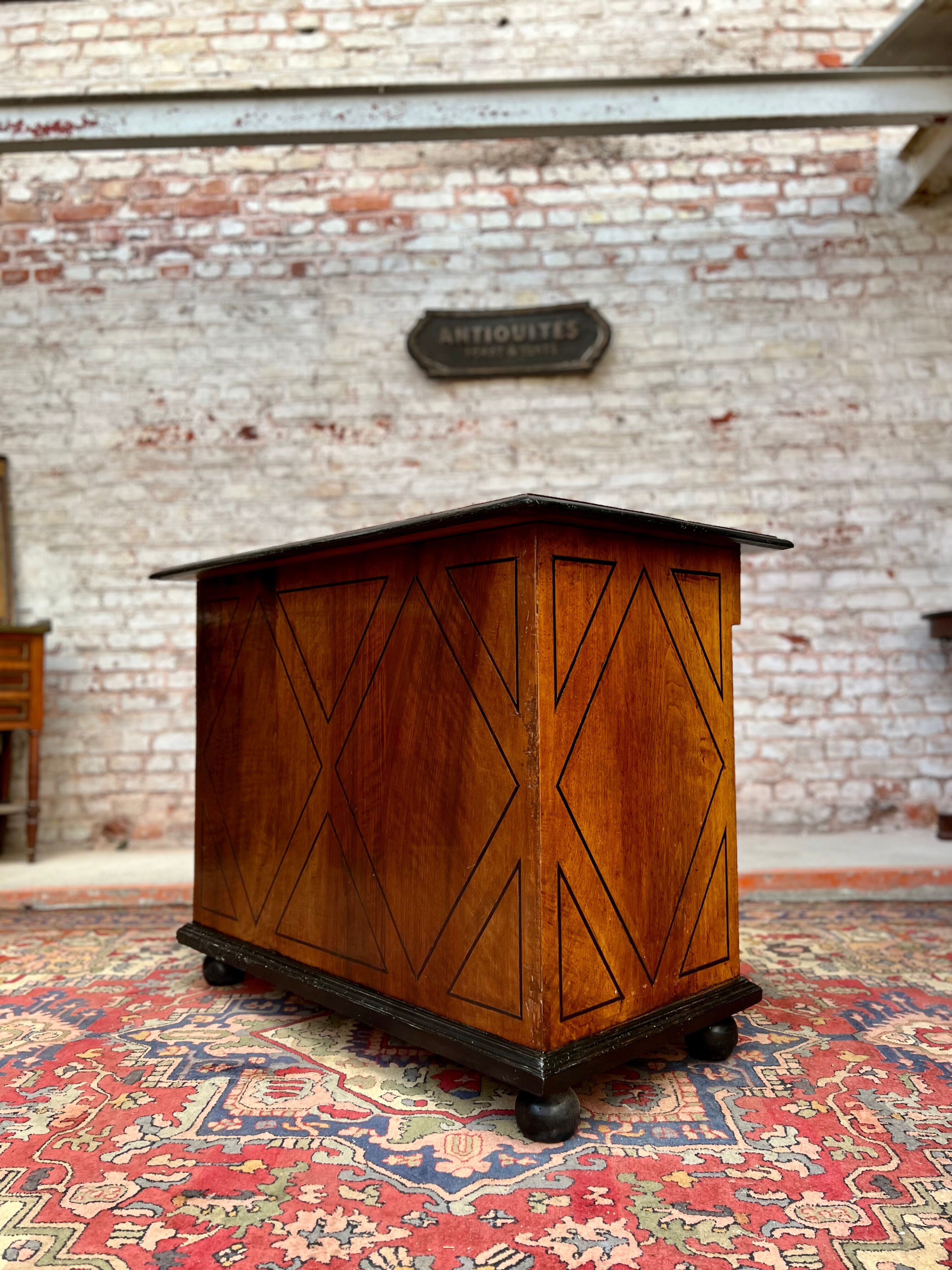 Moneychanger's desk in walnut and wooden net of Louis XIV period late seventeenth century