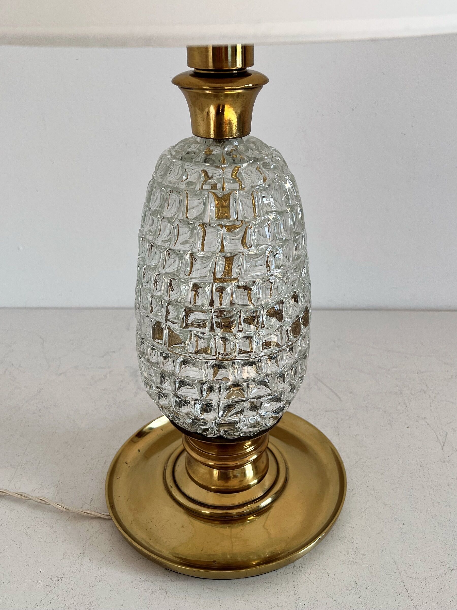 Italian mid-century table lamp with brass and creased murano glass