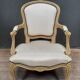 Fauteuil laqué blanc de style Louis XV