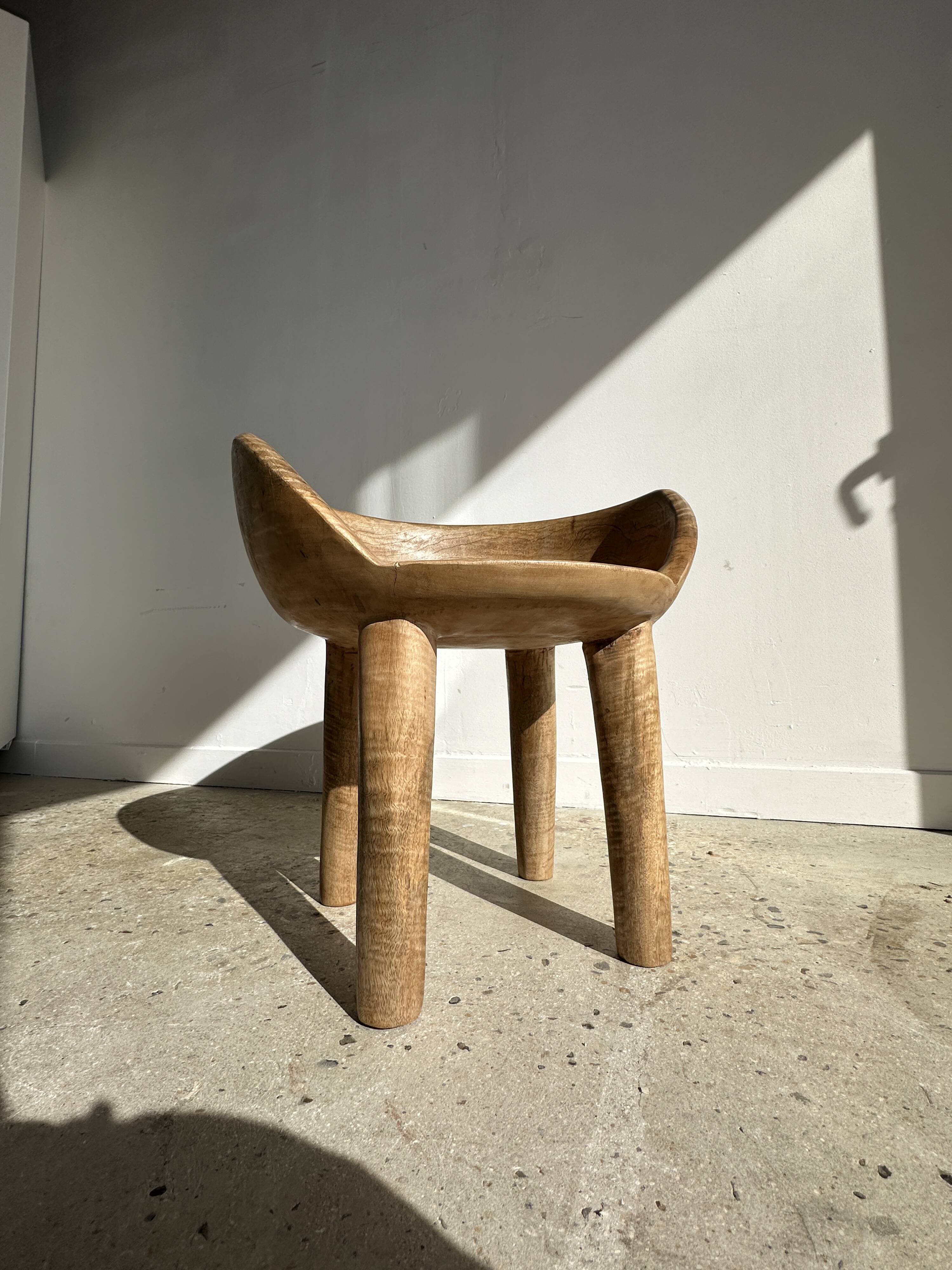 Quadripod chair with round seat and small back in natural monoxyl mango wood
