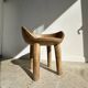 Chaise quadripode assise ronde à petit dossier en manguier naturel monoxyle
