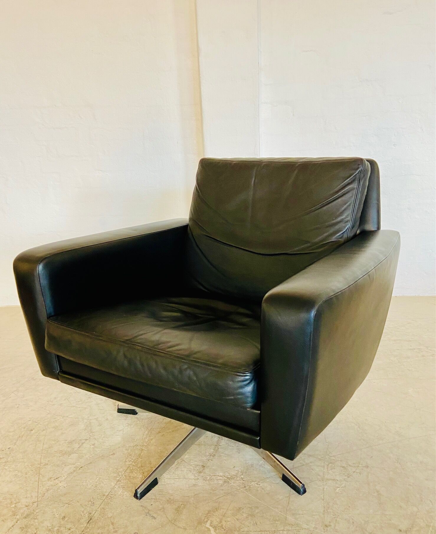 Vintage Danish swivel chair in black leather by Georg Thams