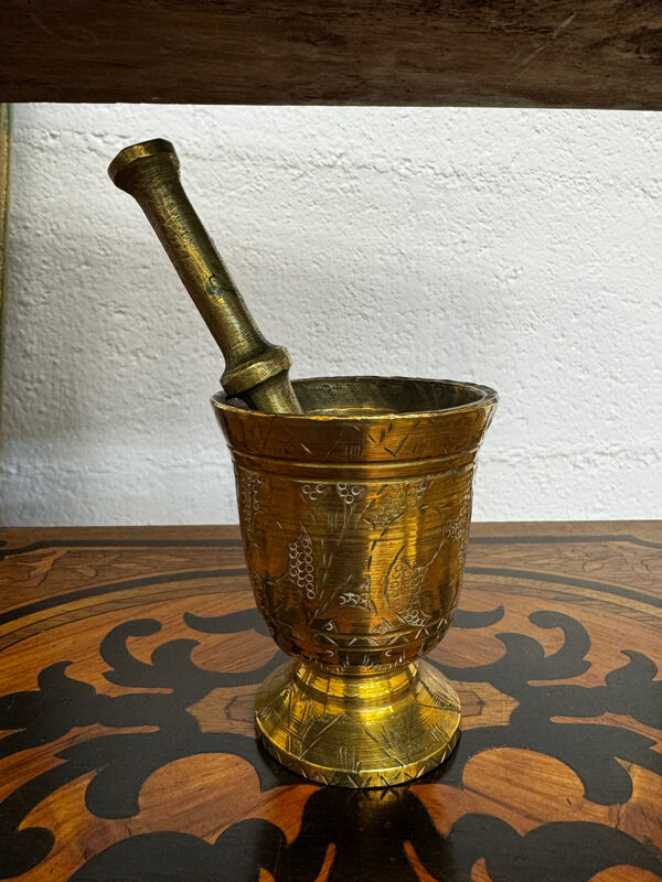 Mortier et pilon en laiton doré