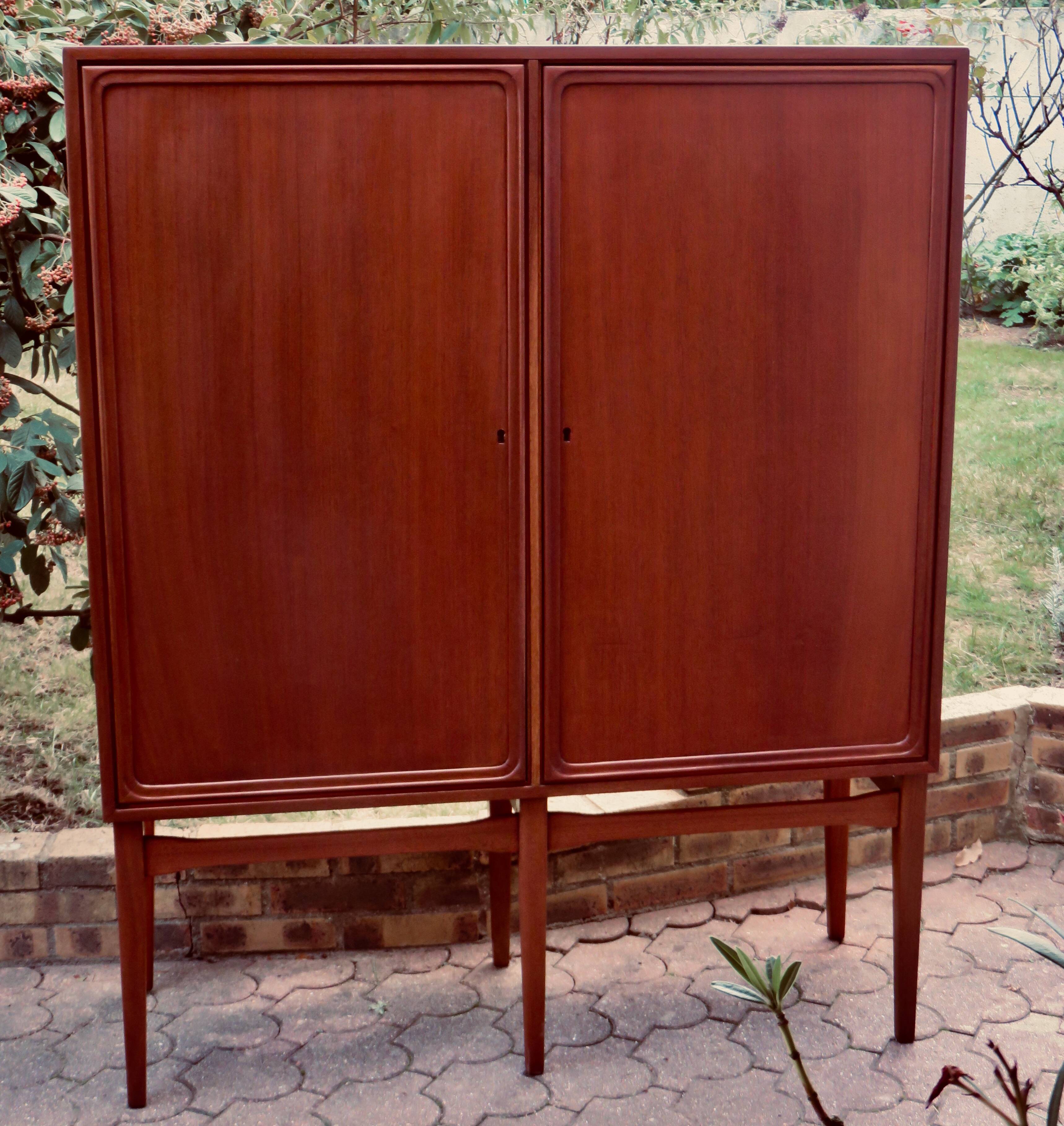 Master cabinetmaker's china cabinet. Denmark 1945/50