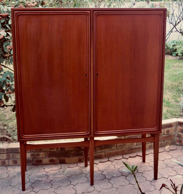 Master cabinetmaker's china cabinet. Denmark 1945/50