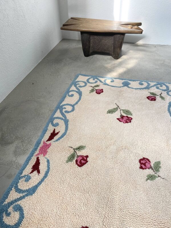 Tapis en laine blanc et bleu fleuri