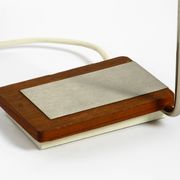 Lampe de table en métal léger en teck Kaiser Leuchten des années 1960.