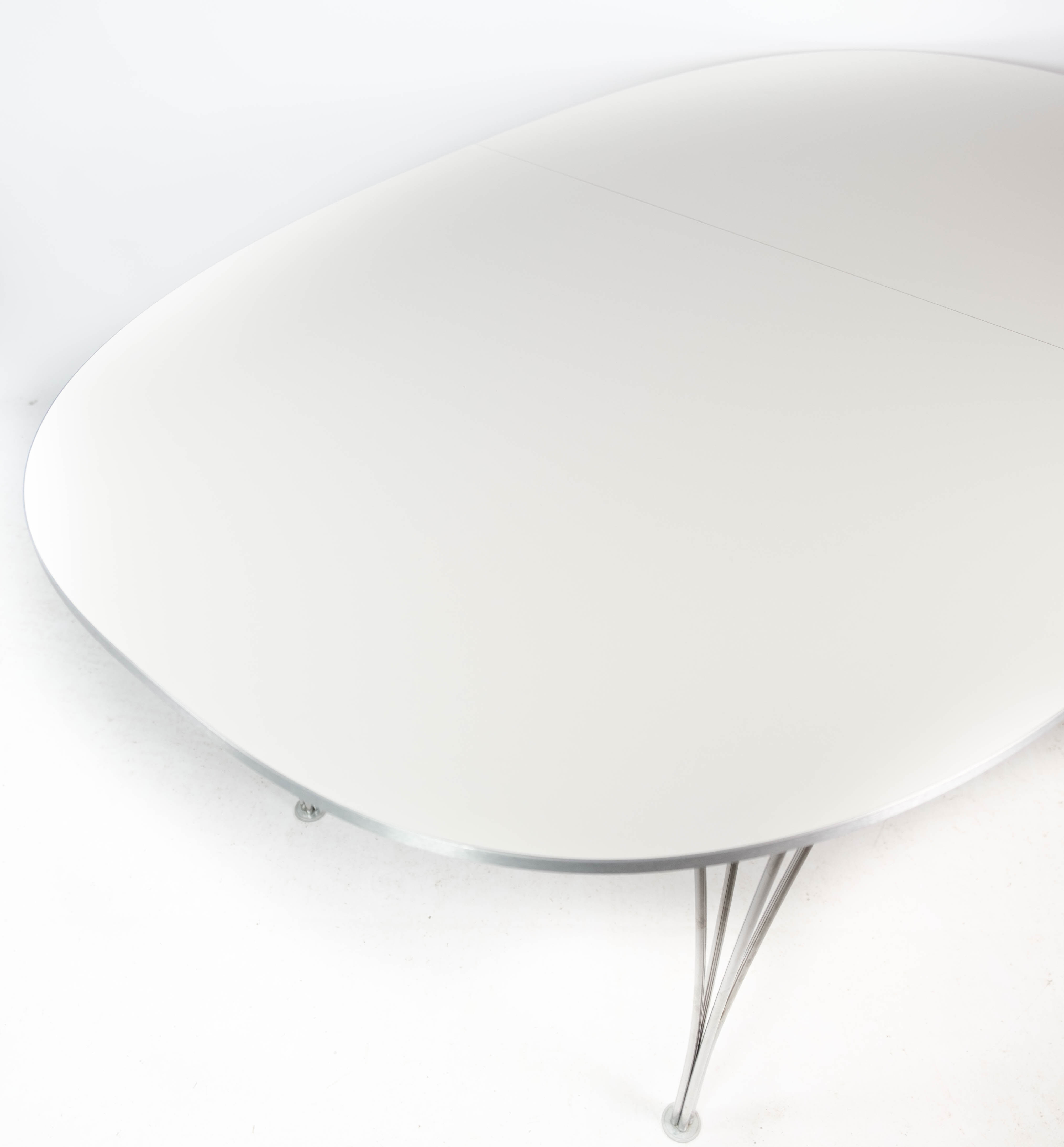 Table à manger super ellipse avec stratifié blanc par Piet Hein et Arne Jacobsen