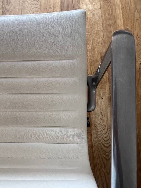 ICF armchair in white leather, four-star base on glides