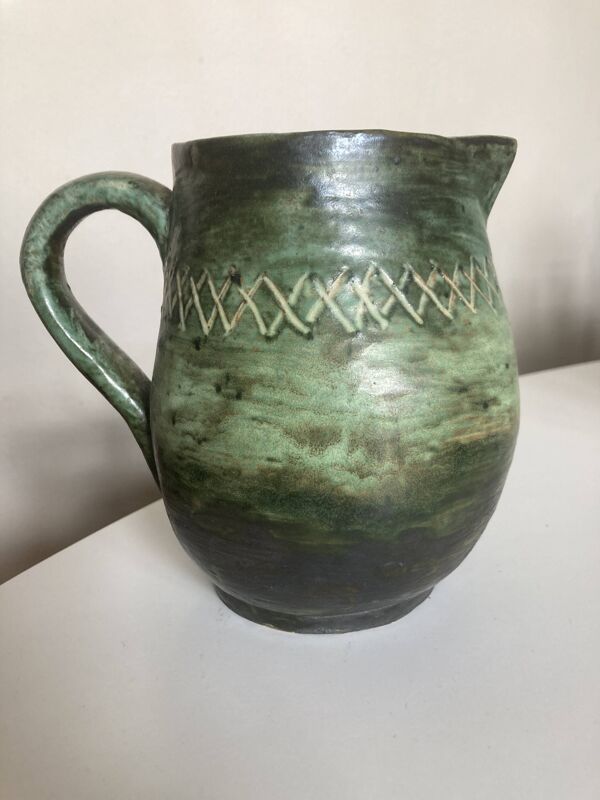 Pichet de potier vert sfumato scarifié 1960