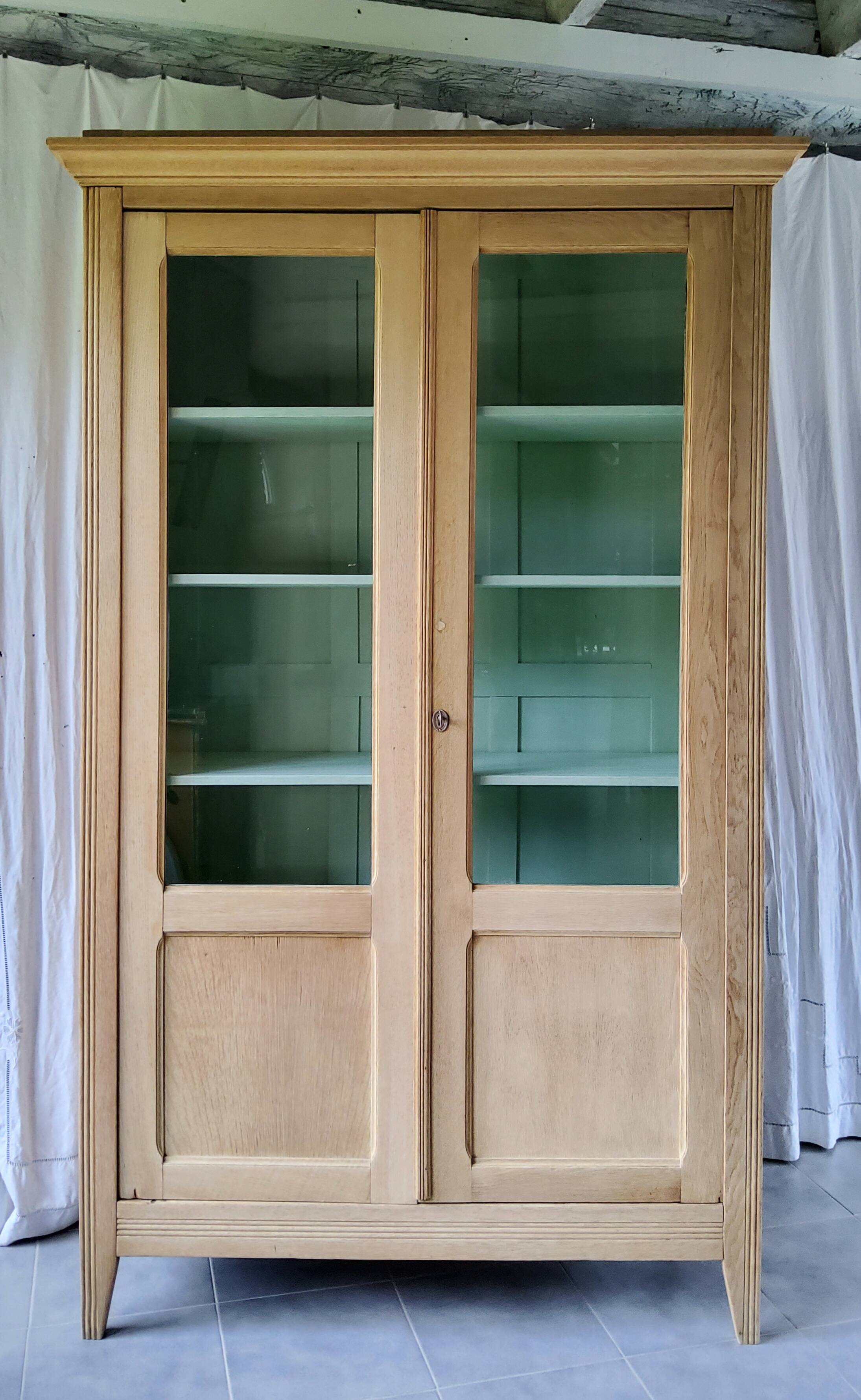 Armoire bibliothèque d’école ancienne