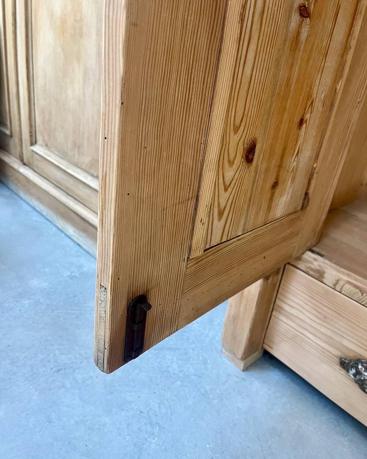 Armoire anglaise en pin, restaurée