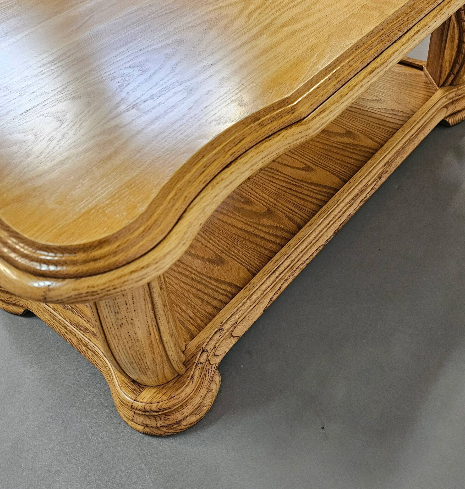 Table basse française en chêne massif des années 1970