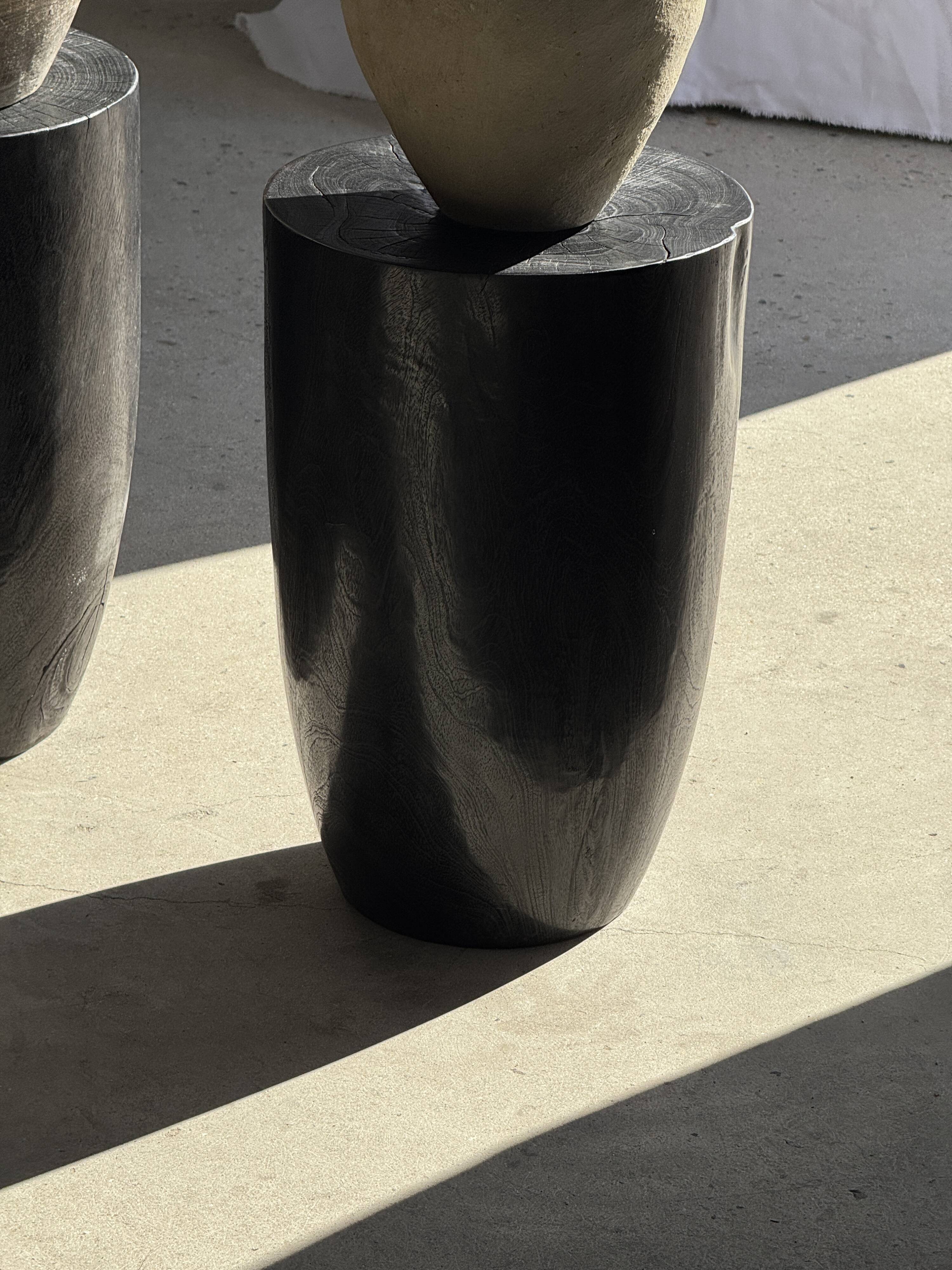Stool, side table, end table in solid mango wood, cylindrical.