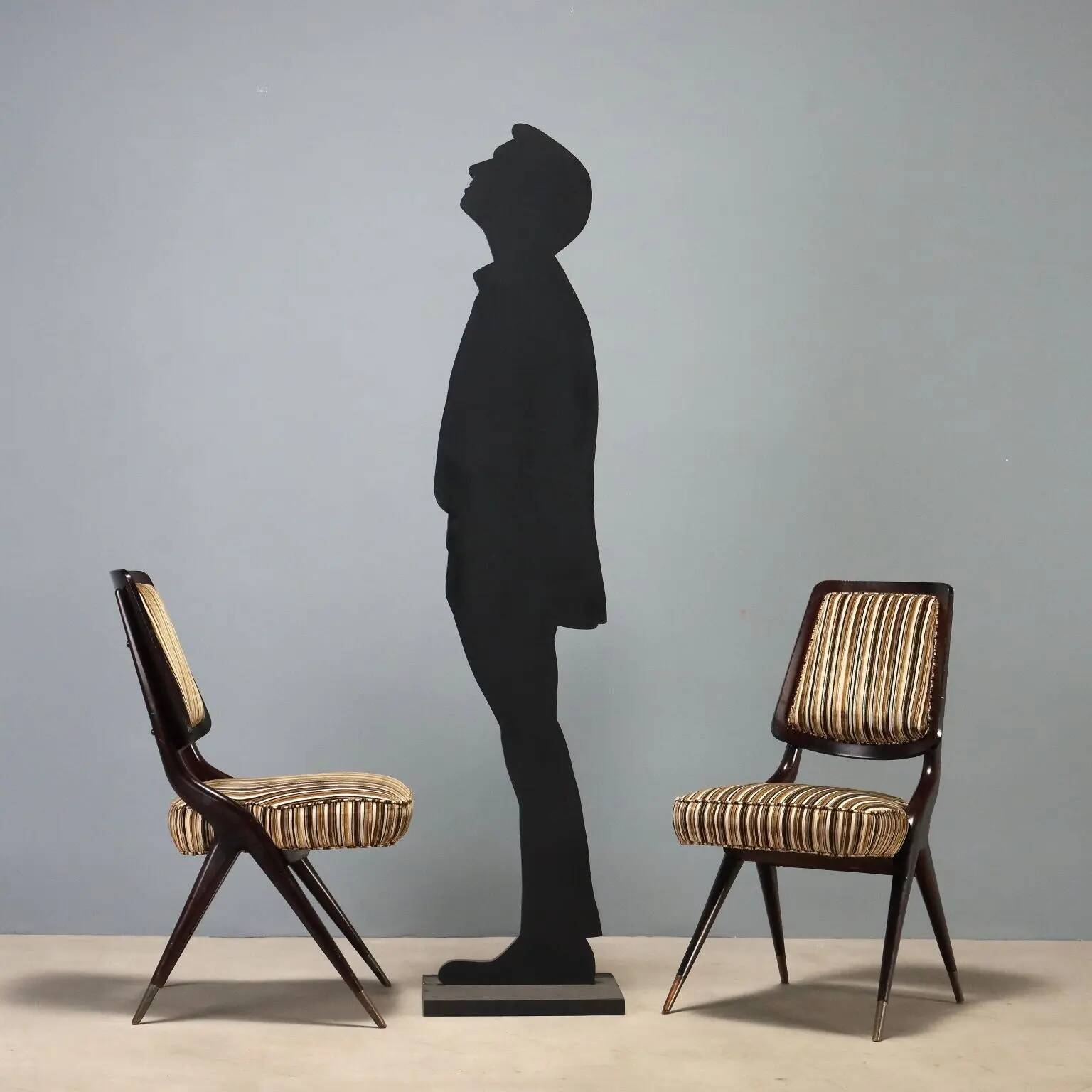 Lot de huit chaises vintage avec embouts en laiton