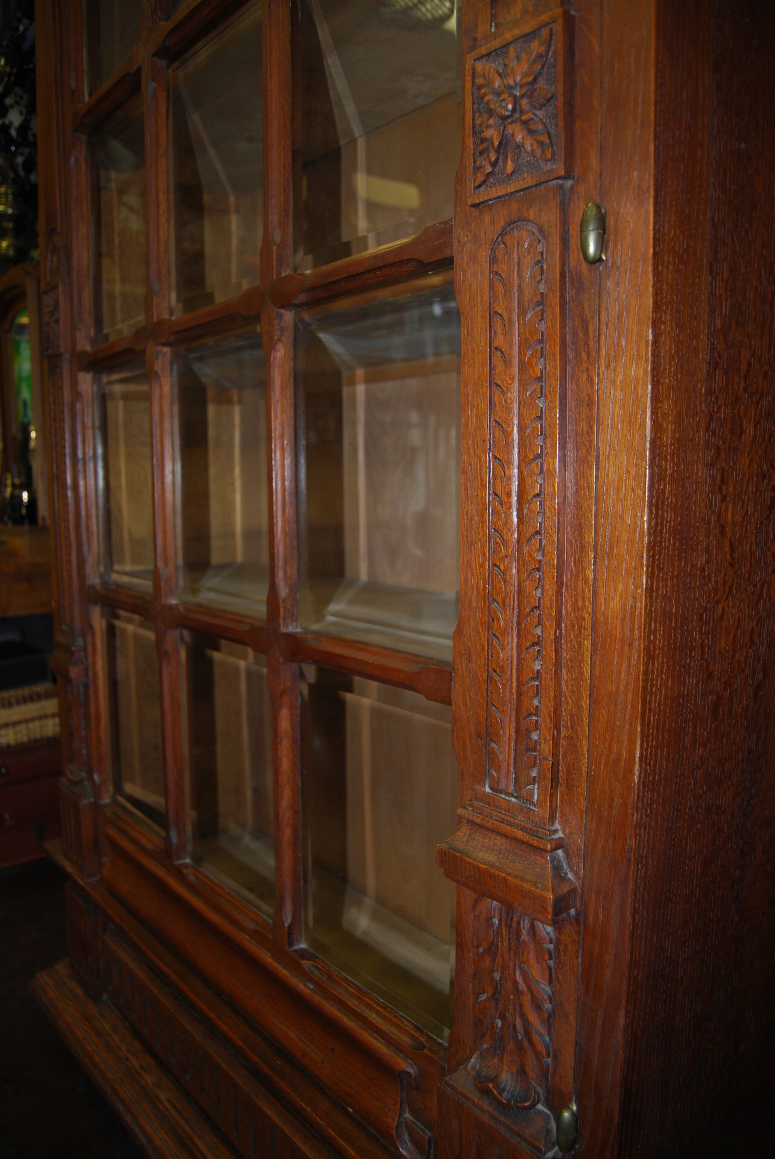 Vitrine verre biseauté, en chêne sculpté du début 20ème