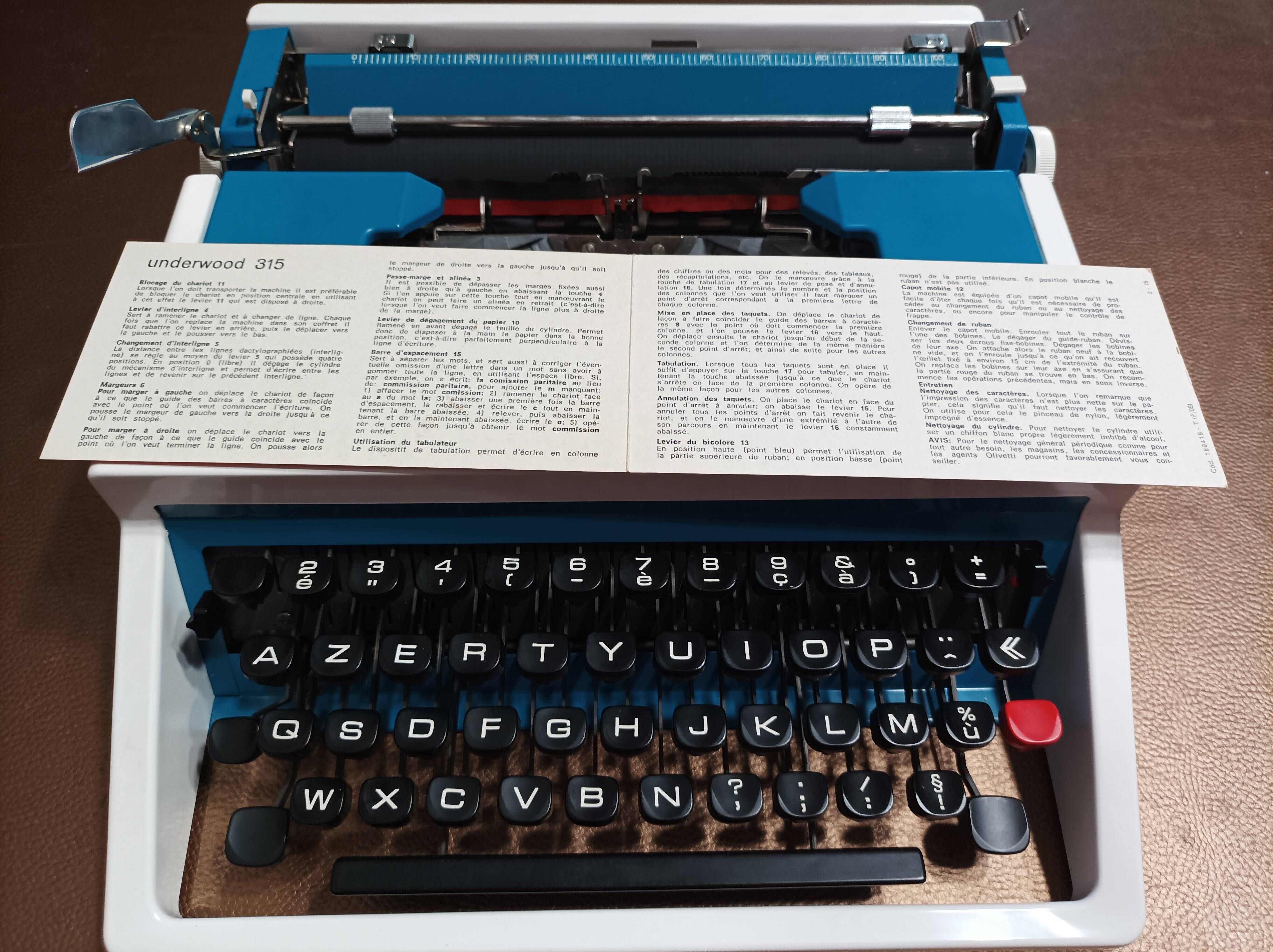 Underwood 315 portable blue typewriter with carrying case Like NEW