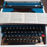 Underwood 315 portable blue typewriter with carrying case Like NEW