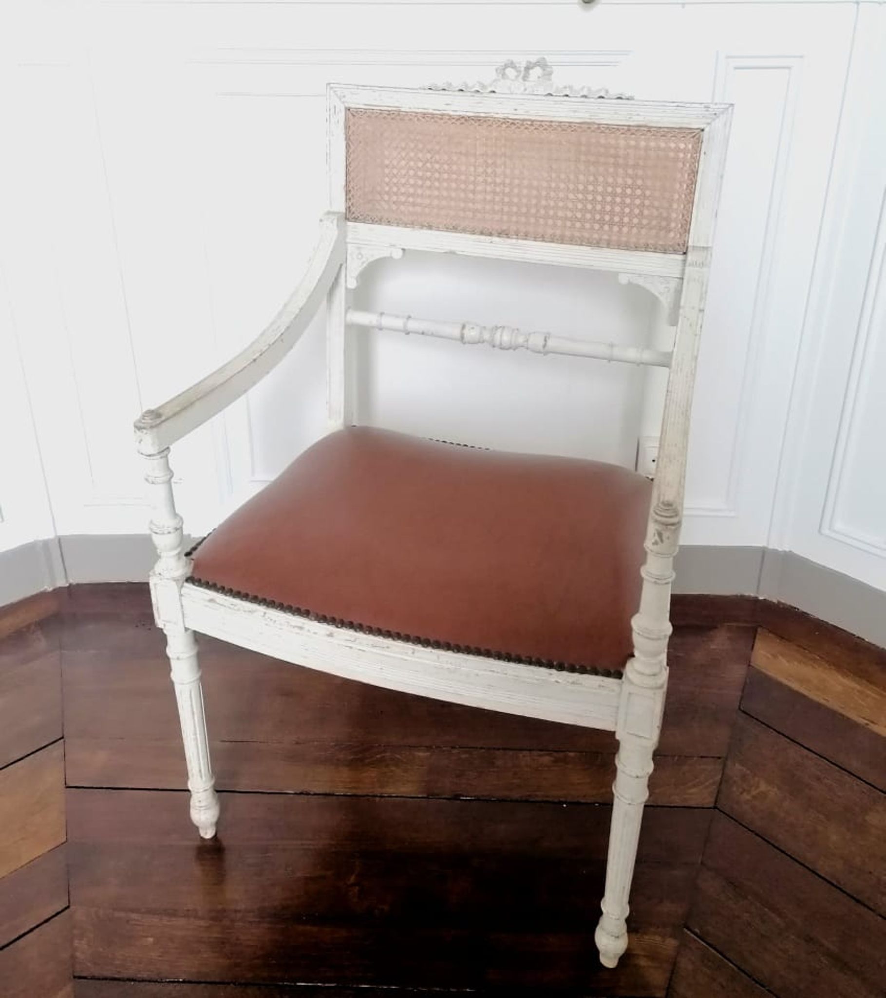 Fauteuil canné de style Louis XV bois laqué