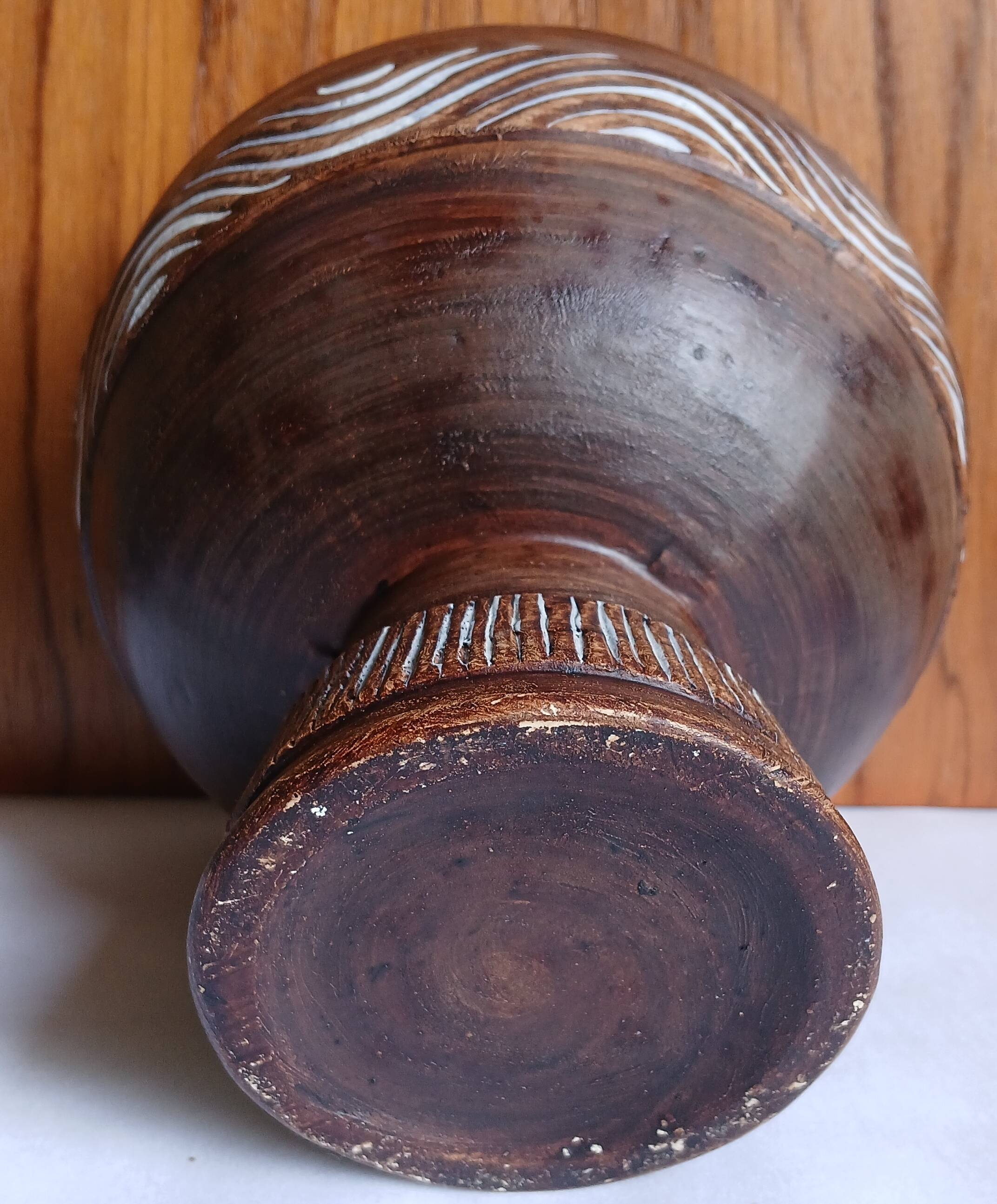 Cup on a pedestal in handcrafted scarified ceramic.