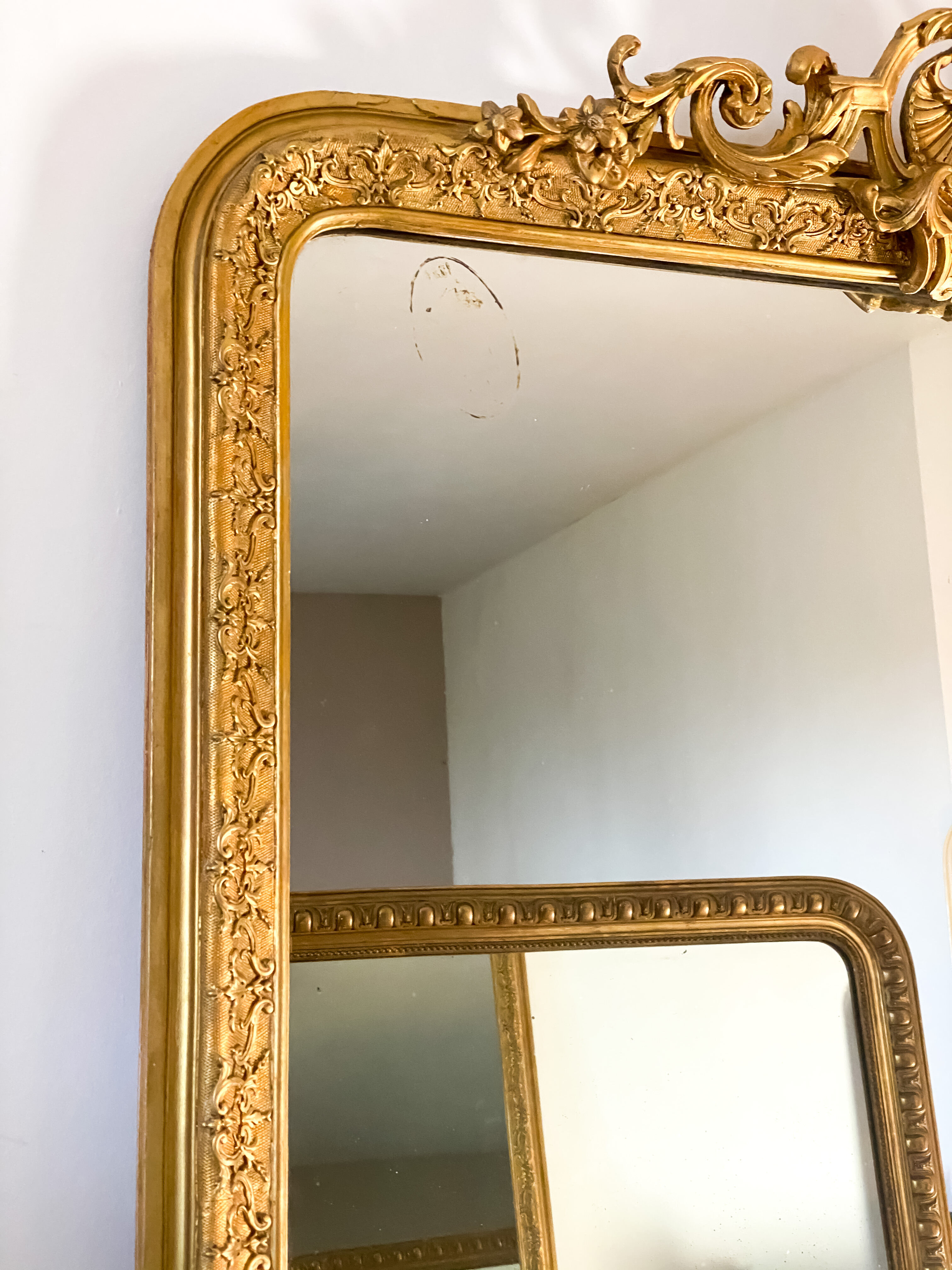 Miroir ancien Louis Philippe doré à fronton