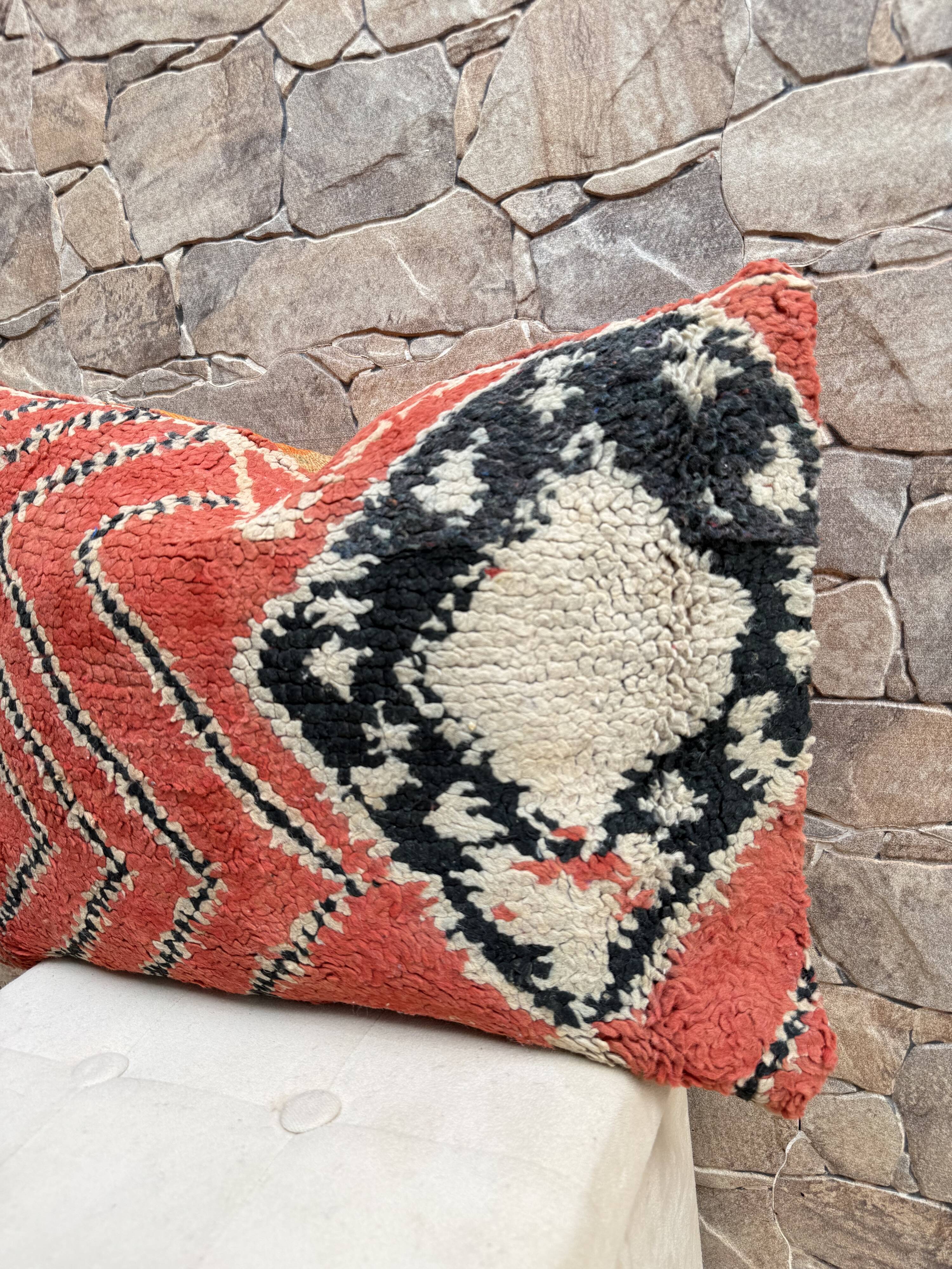 Vintage Berber wool cushion cover: Moroccan Kilim cushion