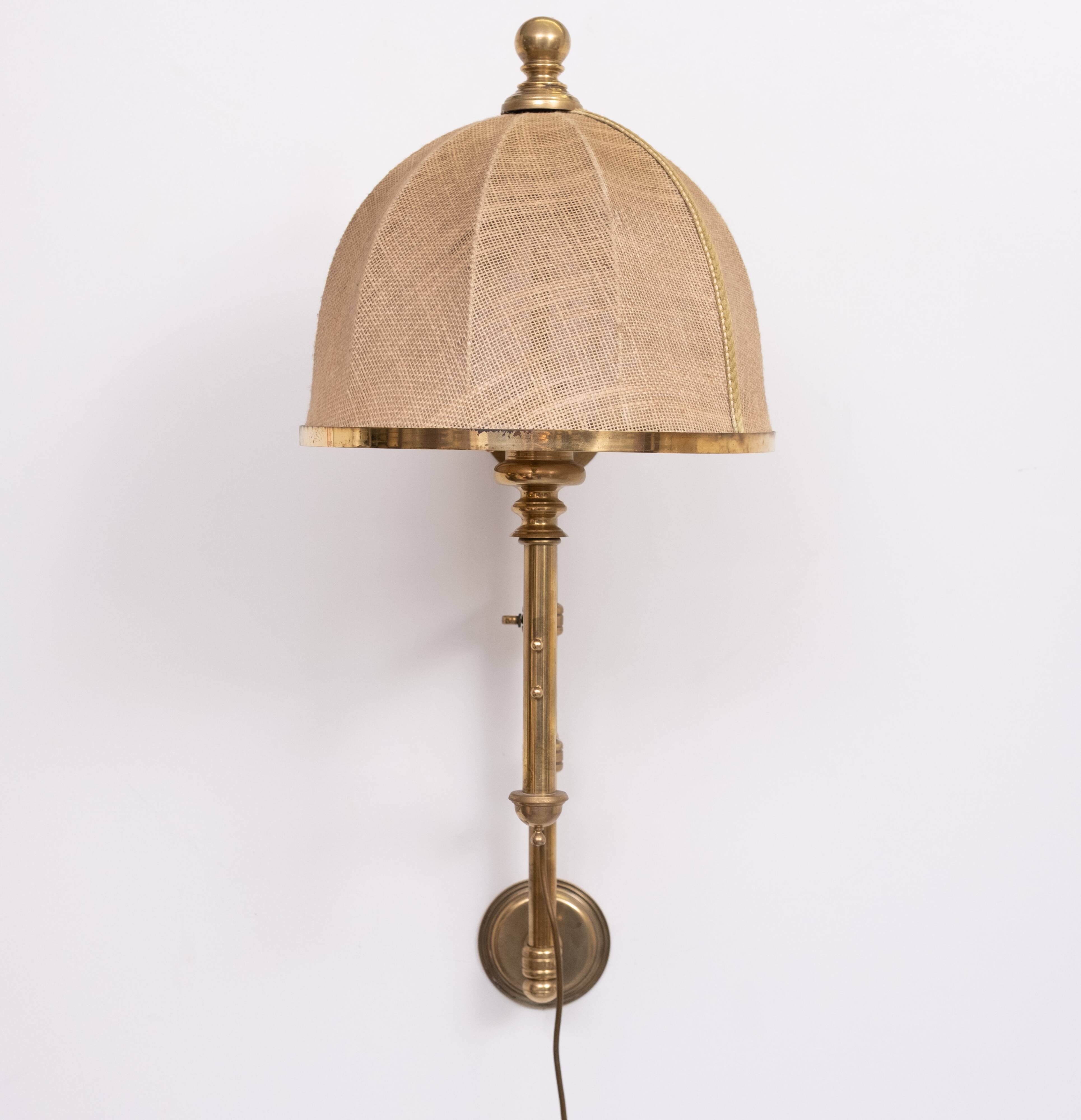 Applique murale à bras articulé en laiton réglable, abat-jour en toile de jute, Angleterre des années 1950