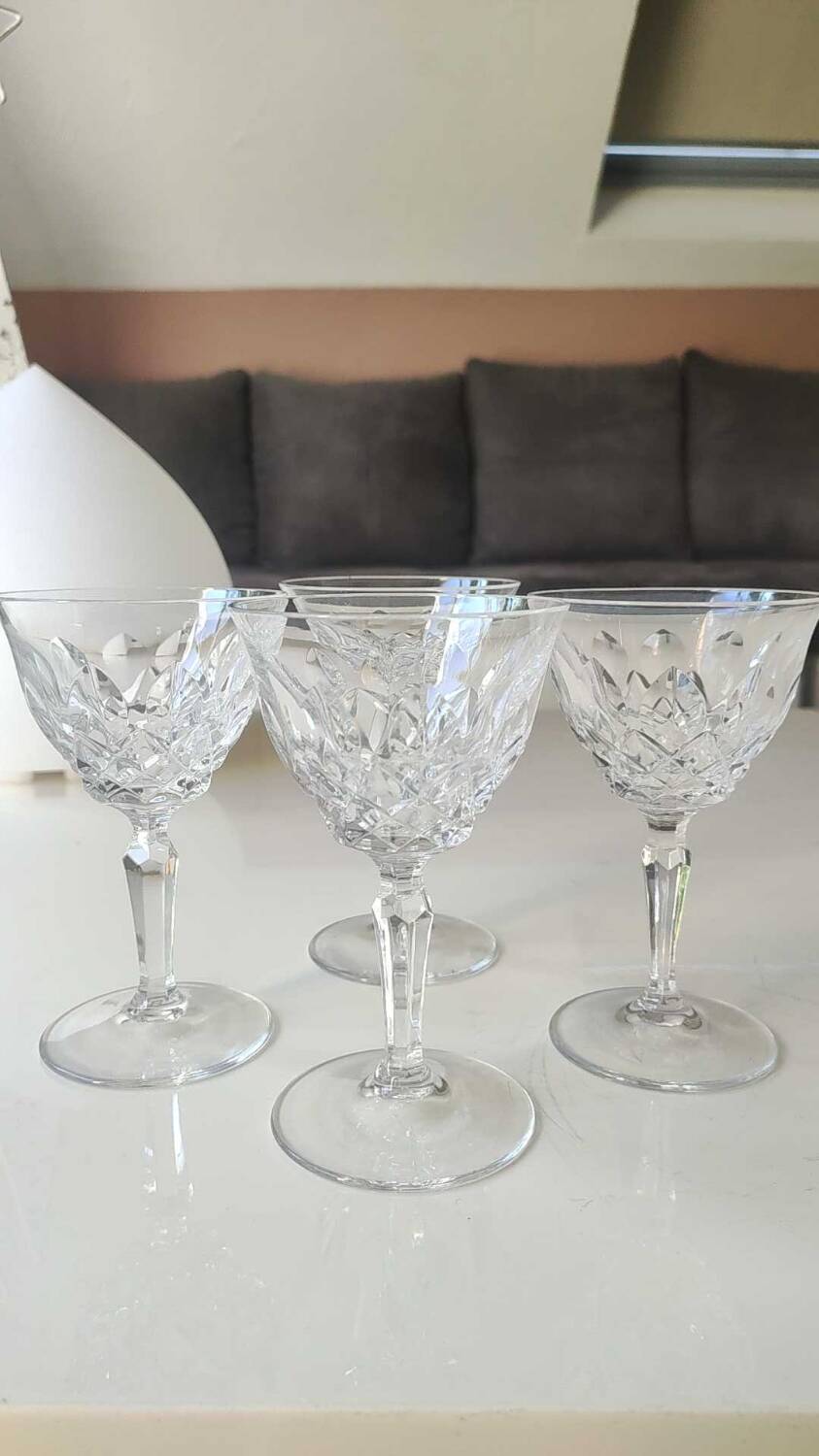 Lot 4 x White wine glasses with flared necks. Crisscross/water drop patterns..