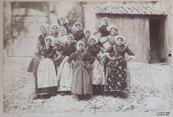 Photographie albuminée de Marseille ''Jeunes filles'' par Adolphe Terris, vers 1865