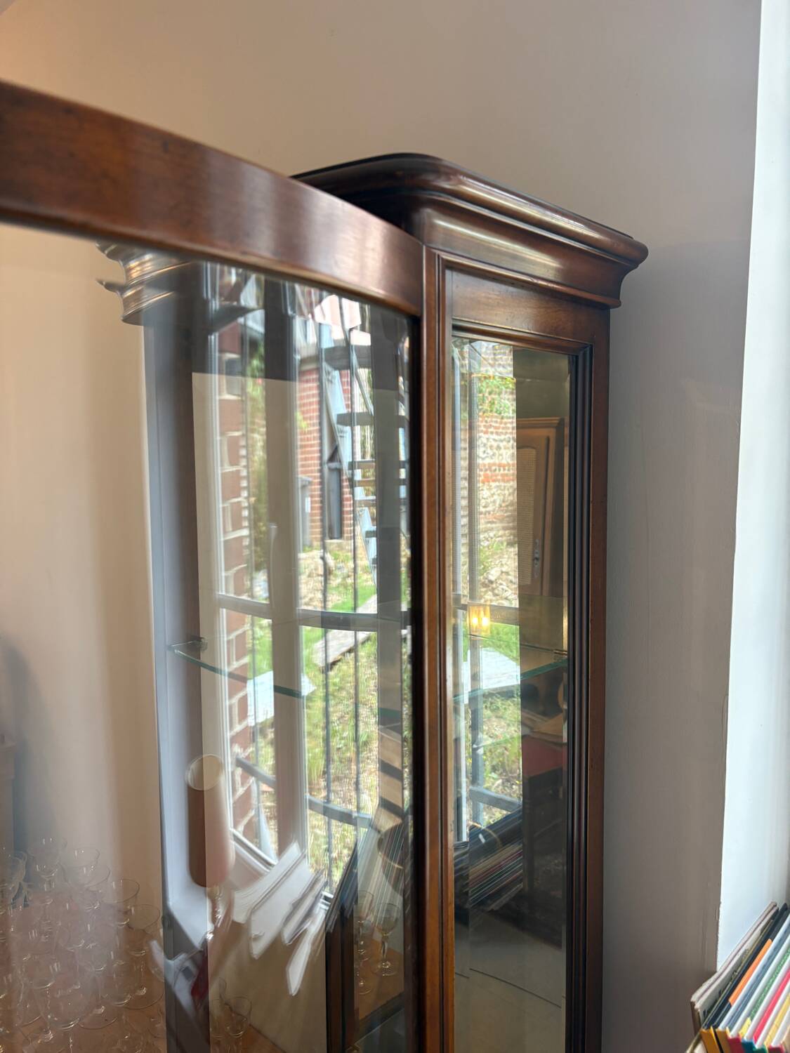 Vitrine en merisier verni