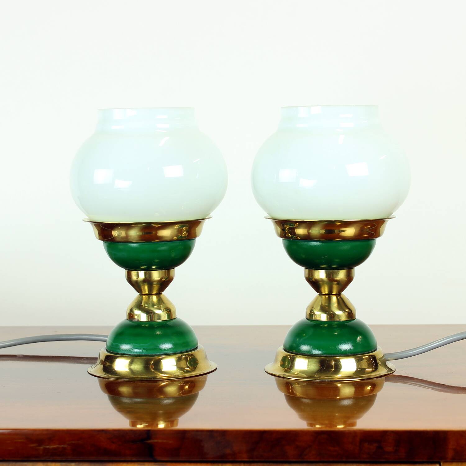 Suite de lampes de table en verre opalin et laiton, Tchécoslovaquie 1955