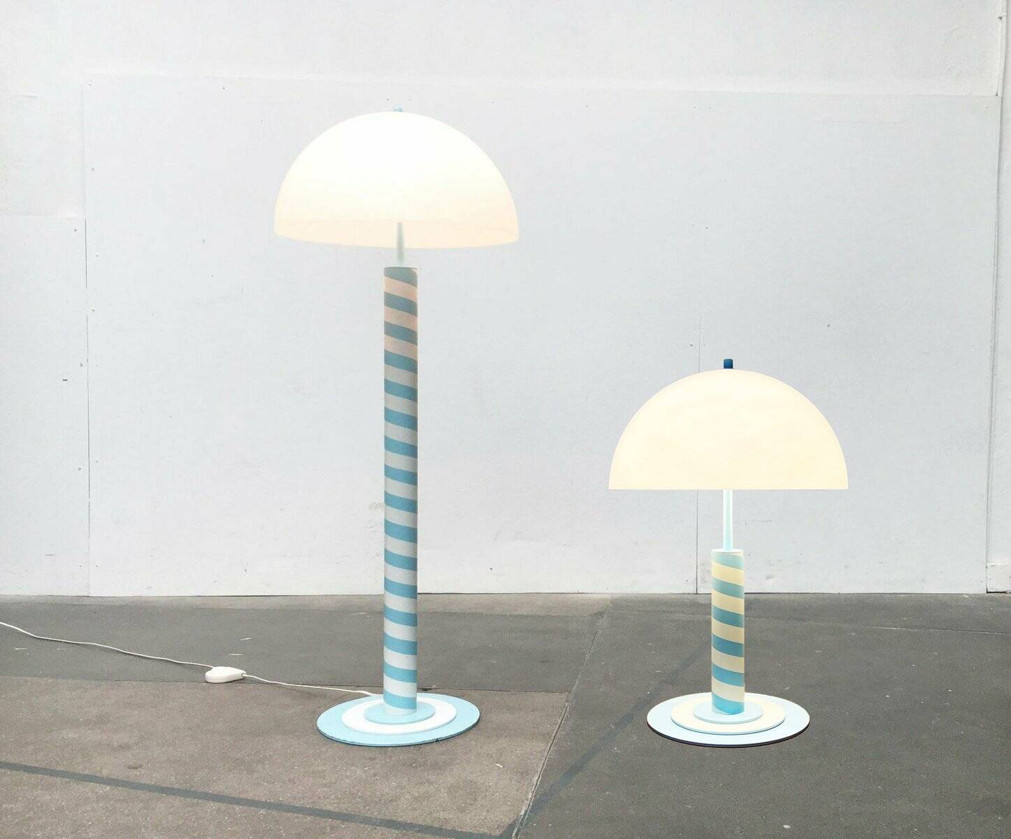 Lampe sur pied et lampe de table postmoderne allemande avec motif tourbillon bleu clair et blanc, années 1980, lot de 2