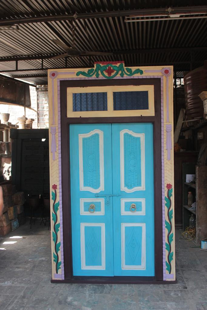 Indian door in old teak piece and patina of origin