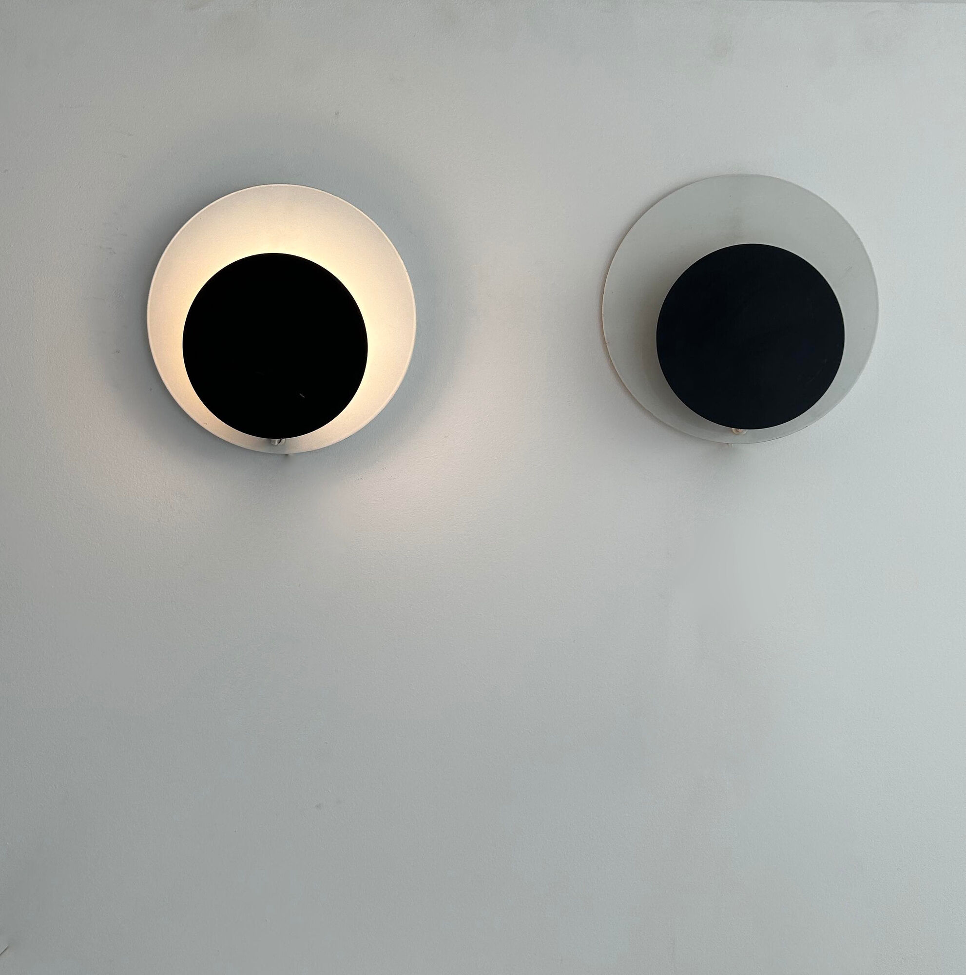 Pair of vintage "Cirkle" wall lights in black and white lacquered metal, Denmark 1970