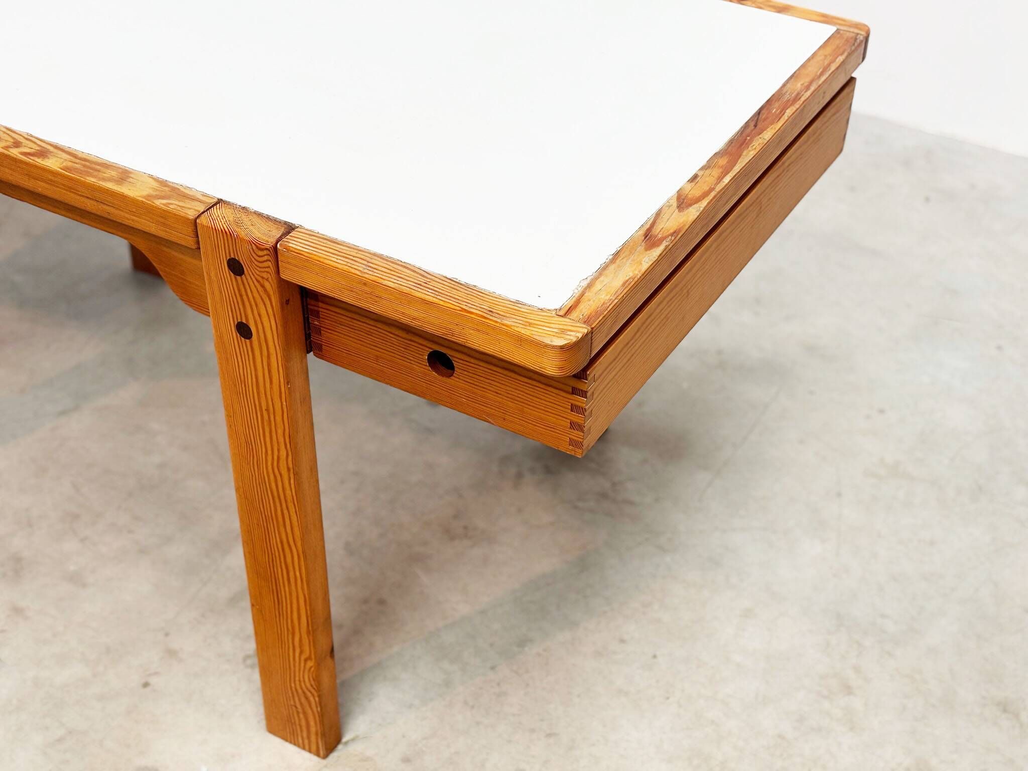 Bureau en pin original des années 1970