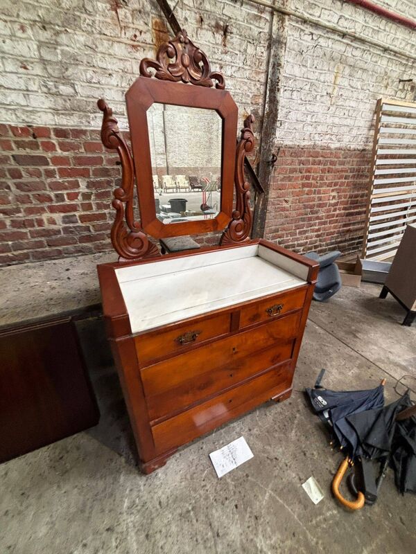 Coiffeuse ancienne avec marbre et miroir