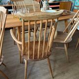 Set of 2 Windsor chairs with armrests.