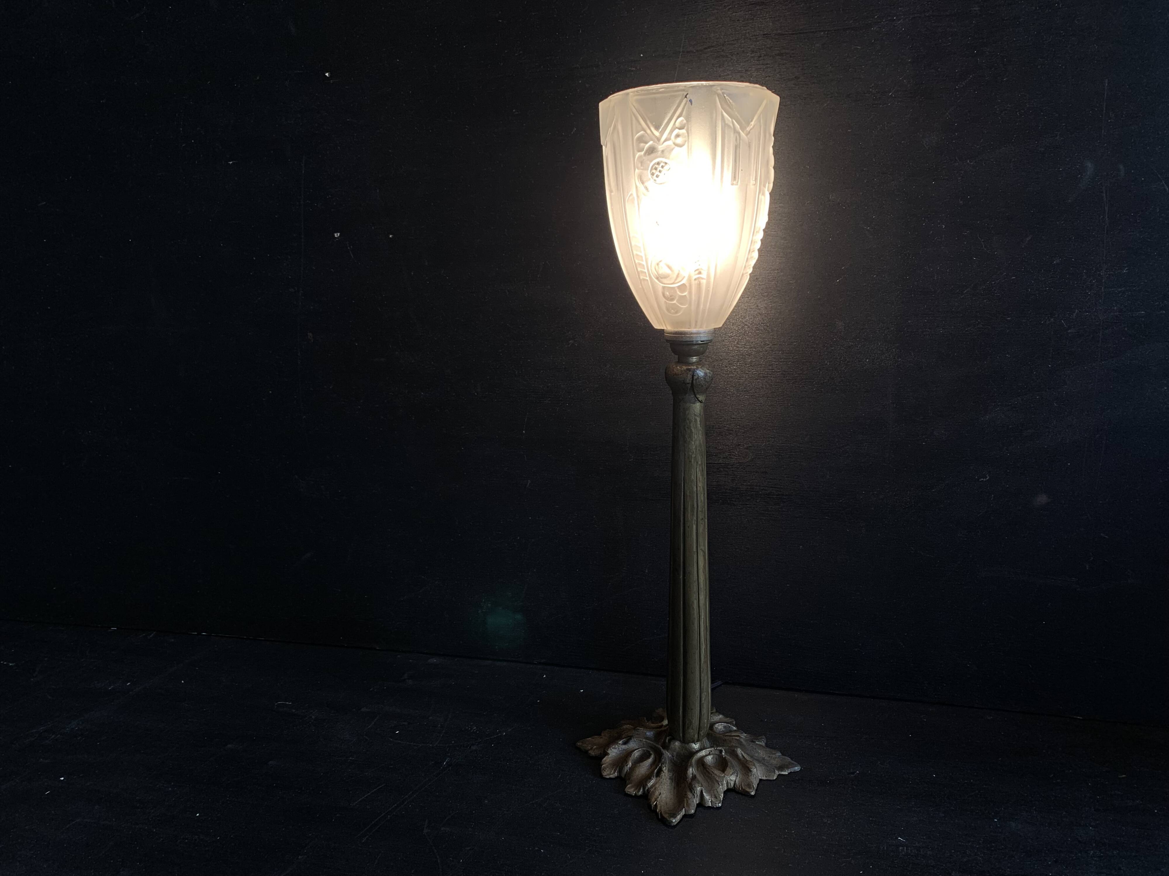 Lampe Napoléon III en bronze et tulipe en verre pressé