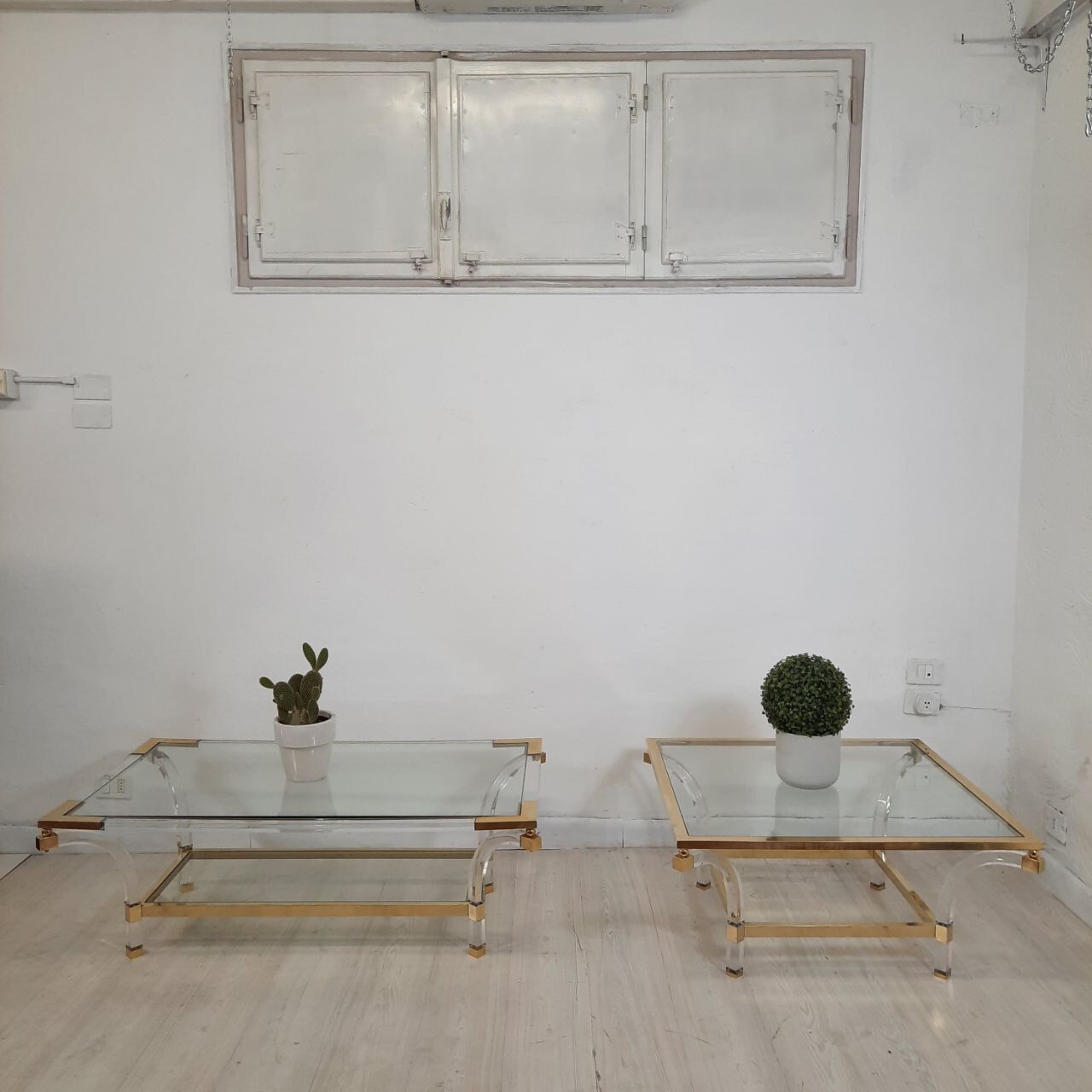 Square coffee table in brass, lucite and glass hollywood regency