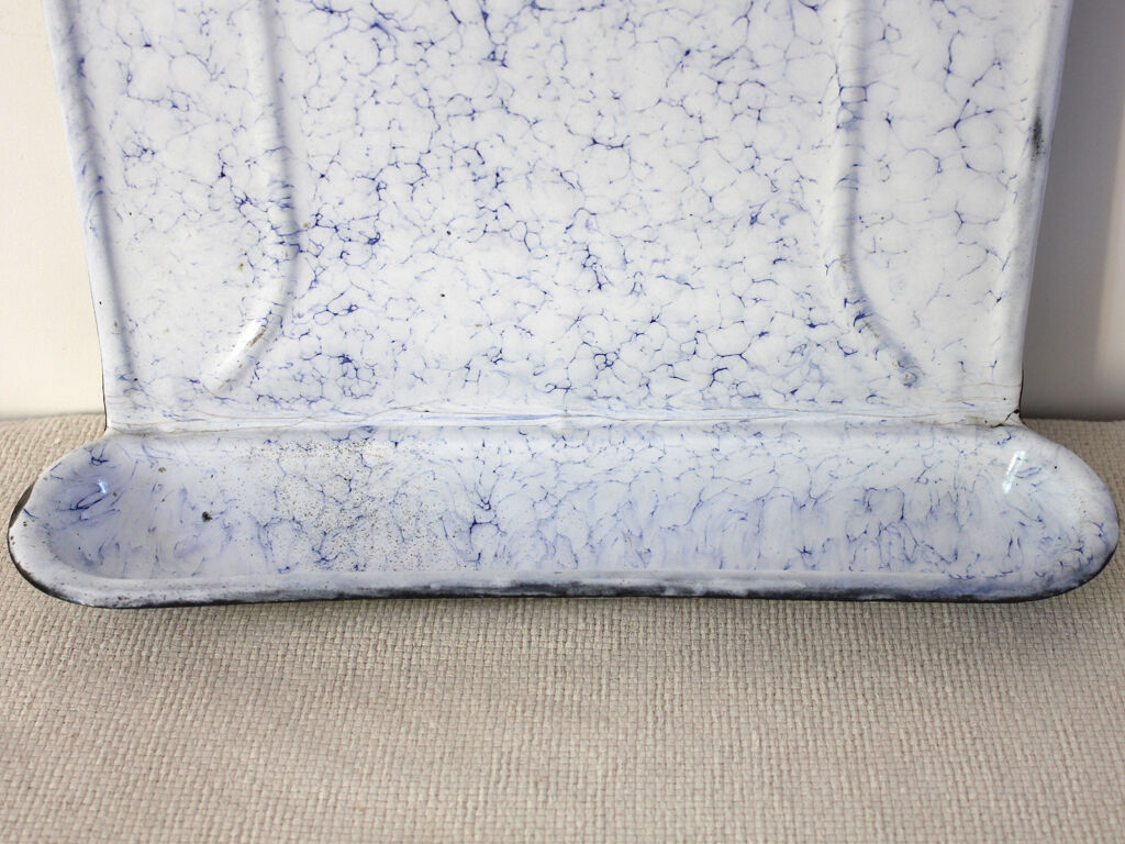 Set of utensils and kitchen utensils made of enamelled sheet metal