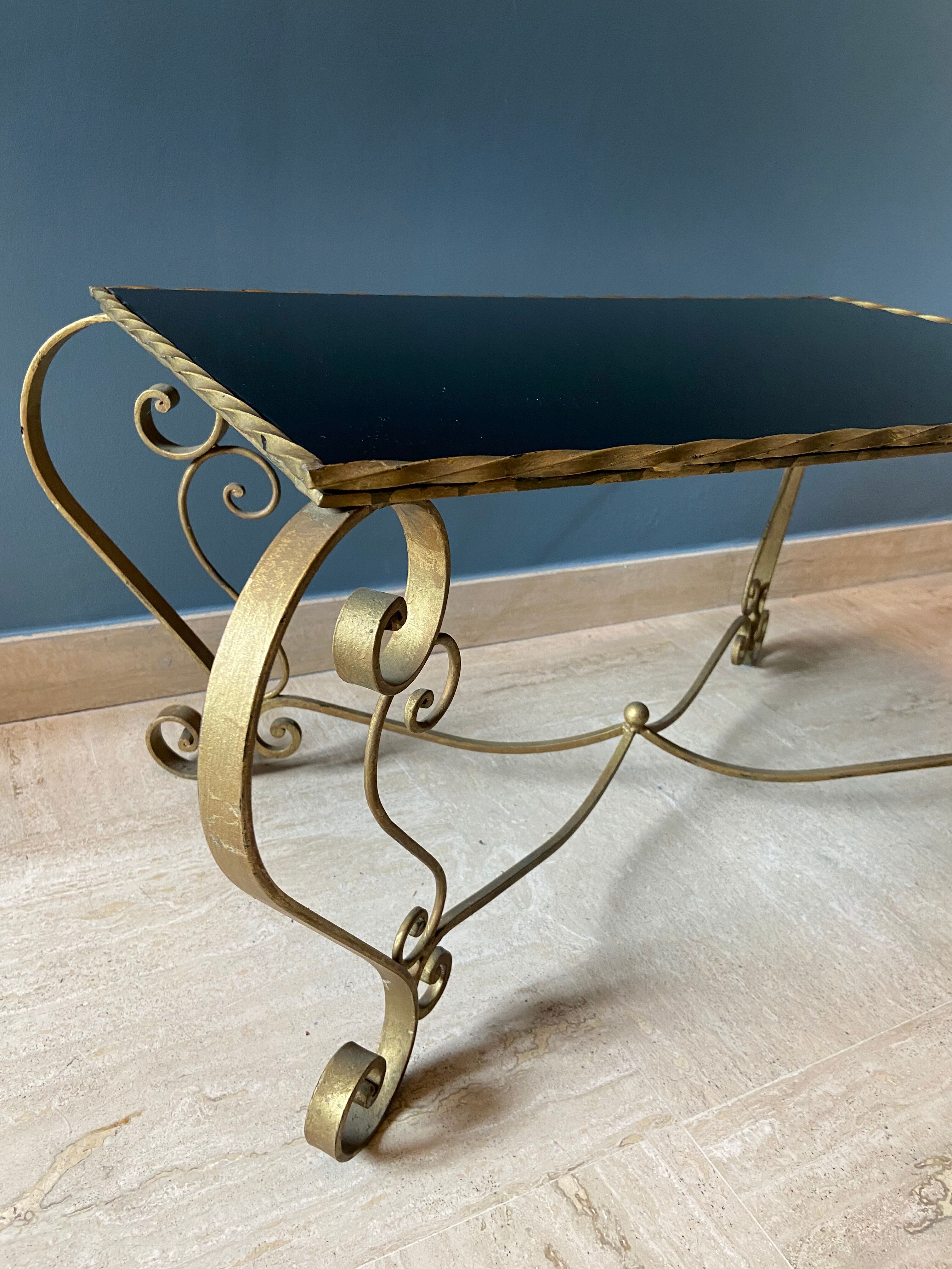Table basse en métal doré et verre noir 1960