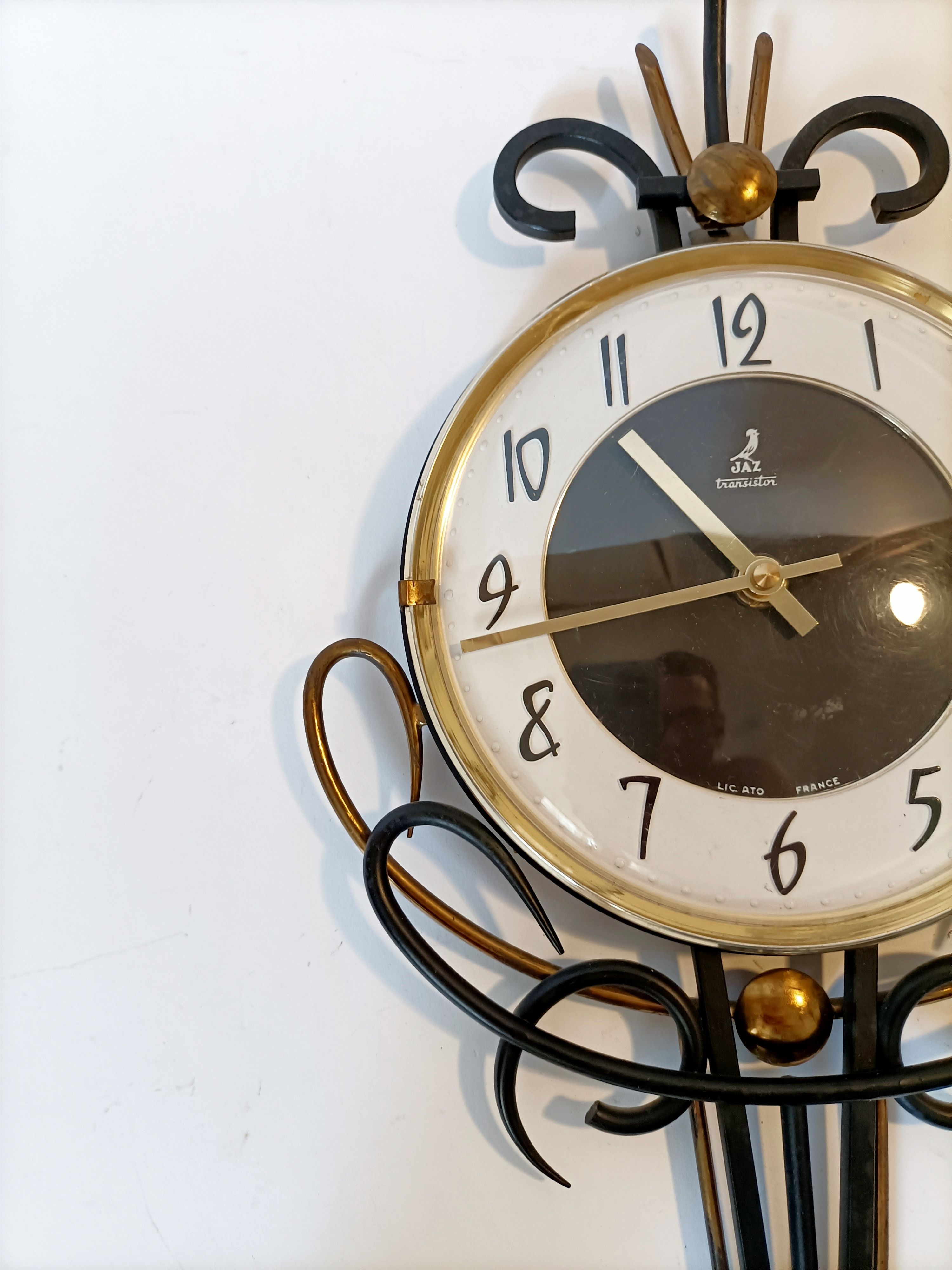 Jaz clock in black metal and golden brass, model Cabic 1967/1968
