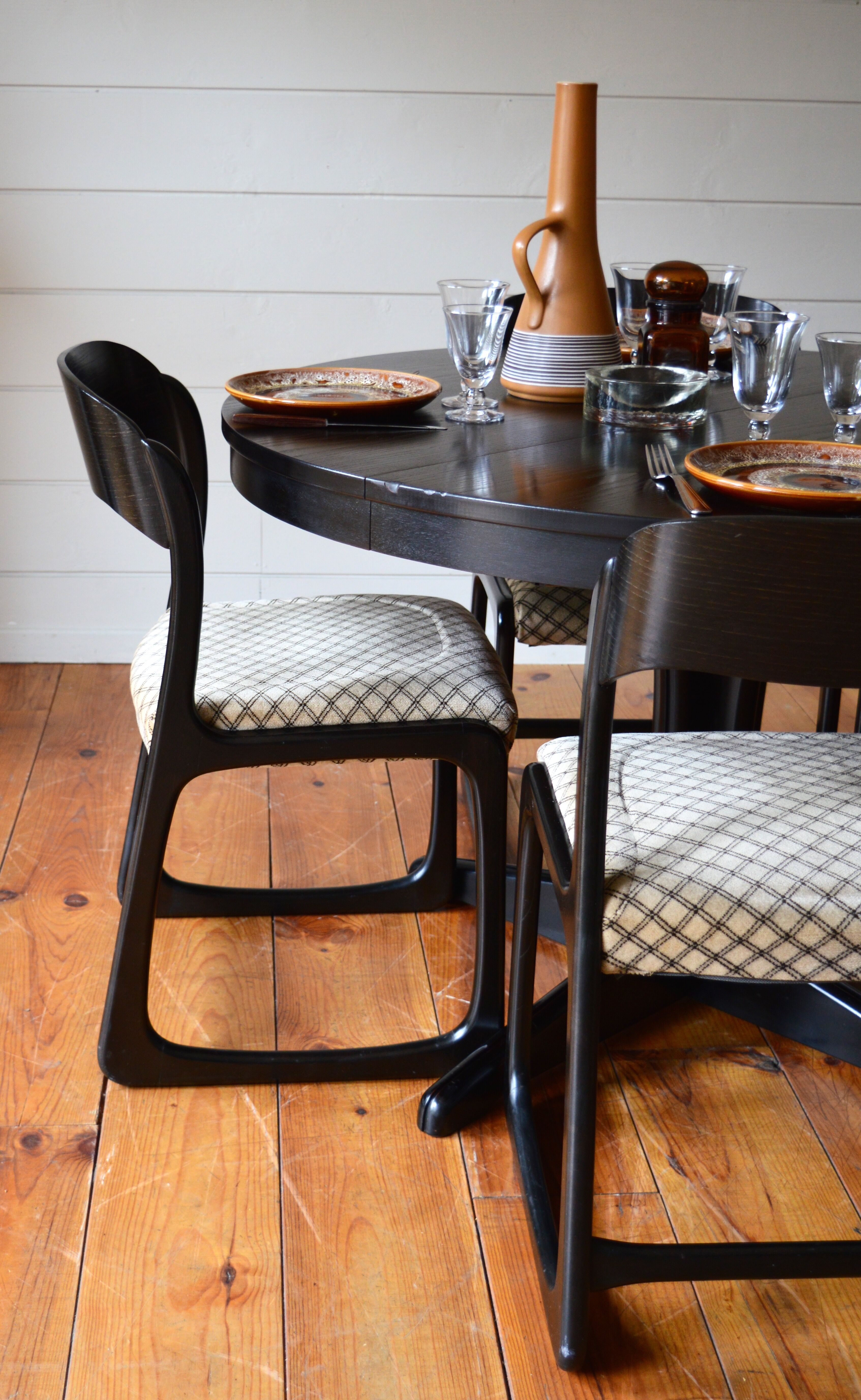 Ensemble table et chaises traîneau Baumann