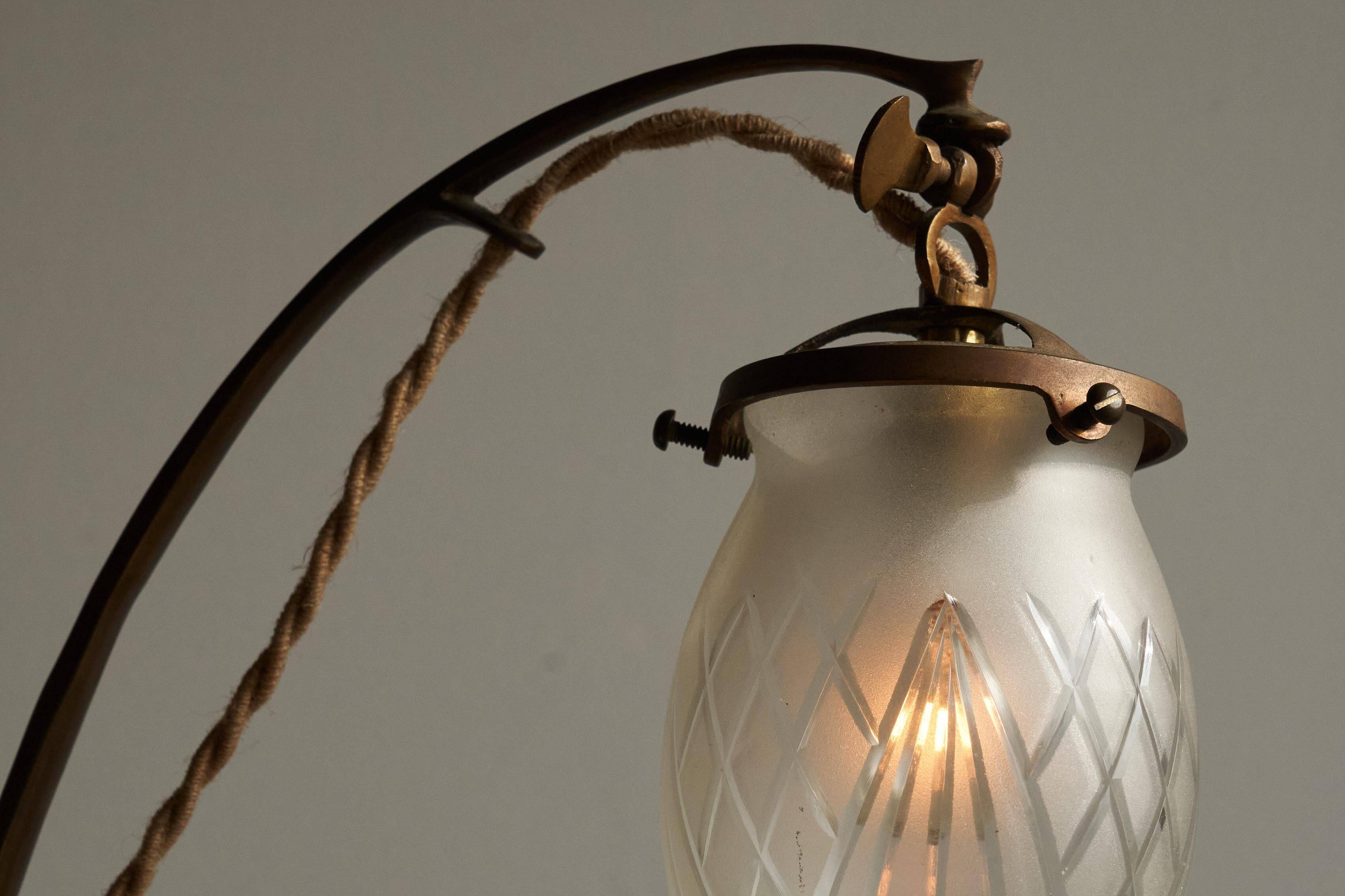 Art Nouveau table lamp in cast brass and engraved glass, 1920s