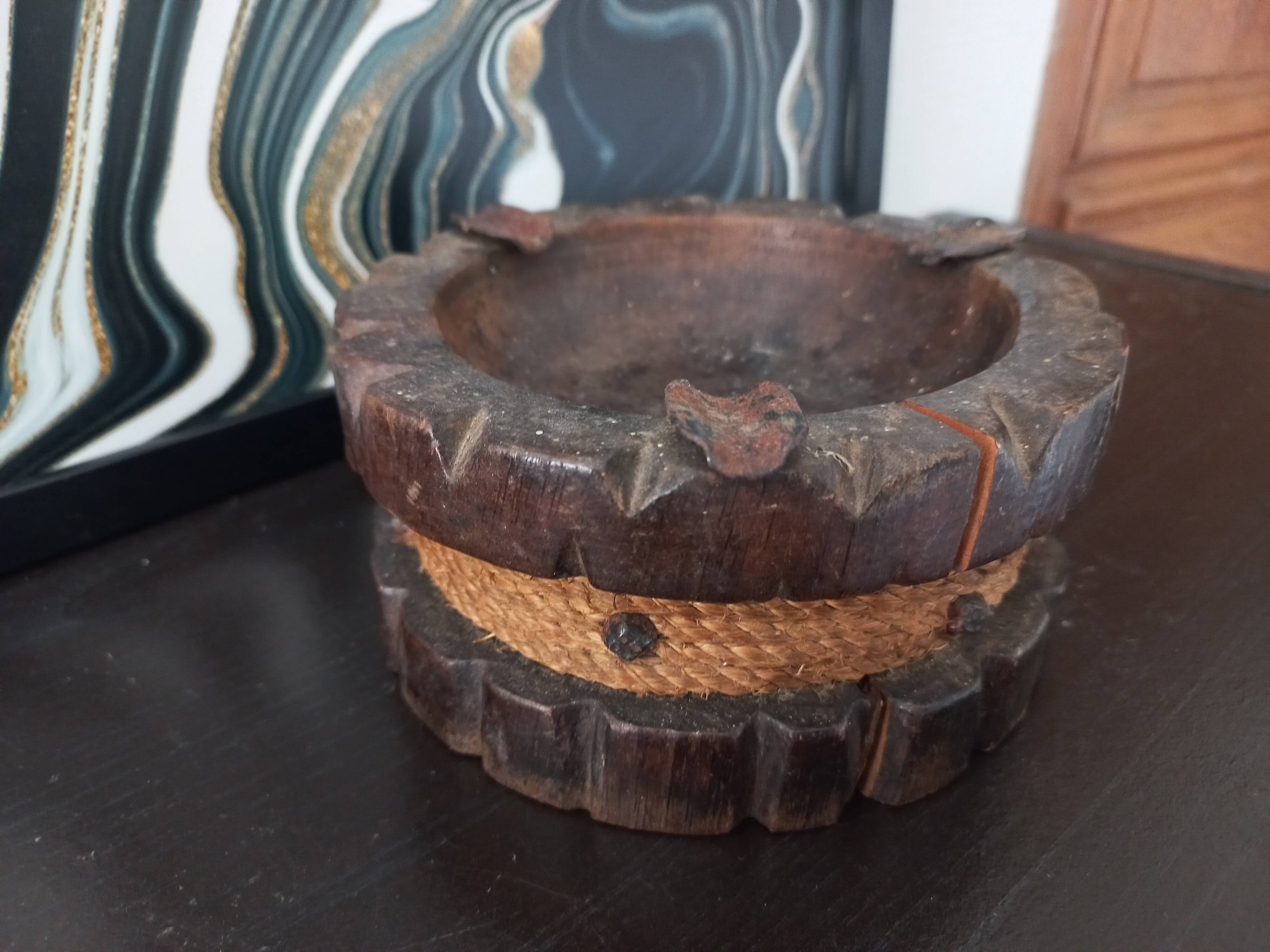 Cendrier rustique ancien en bois sculpté