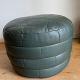 Pouf en cuir patchwork vert de Sède