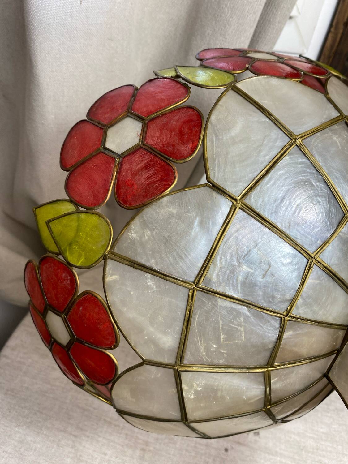 Vintage pendant light in mother-of-pearl and brass