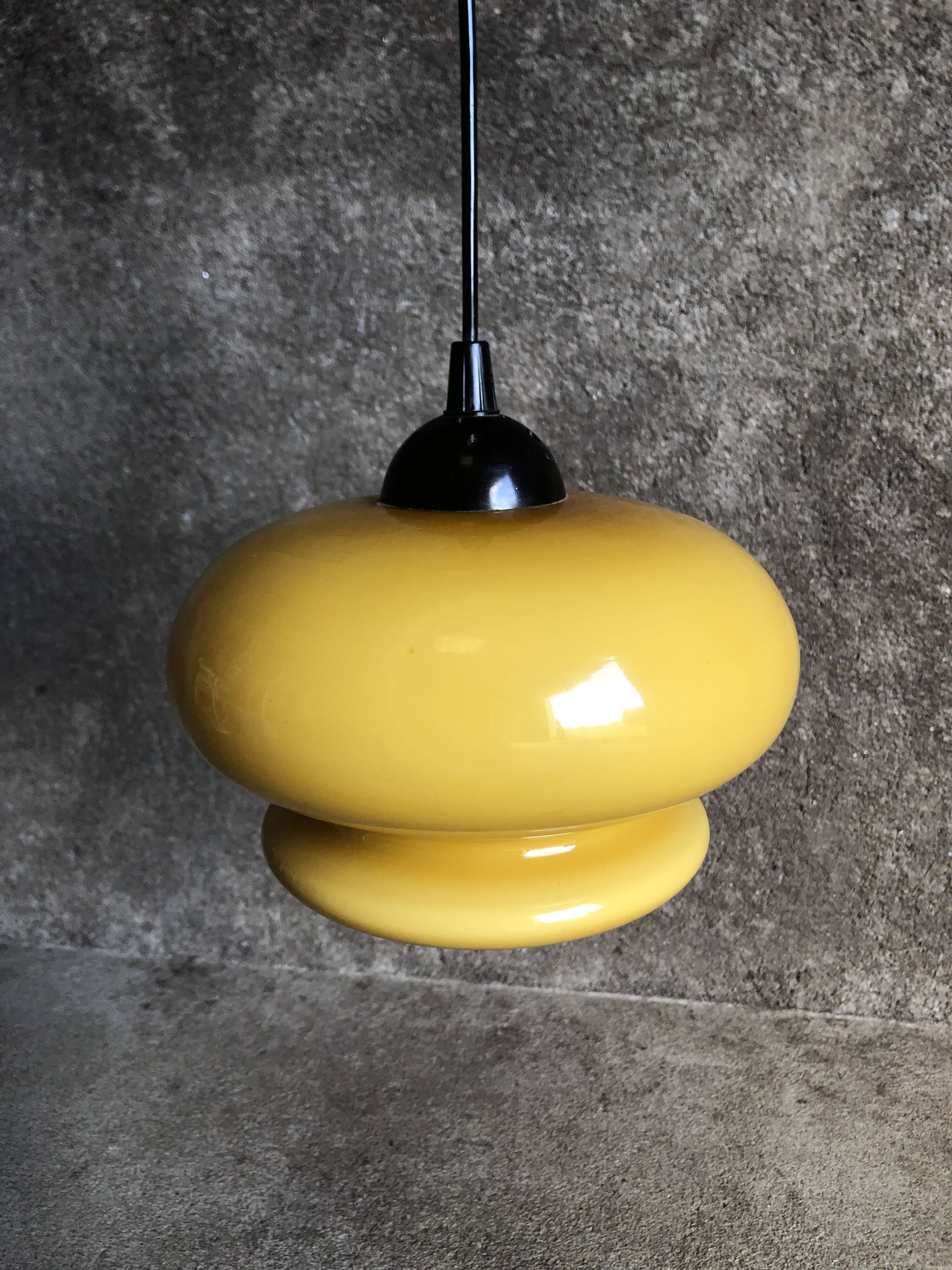 Suspension en opale jaune orangé, 1960/1970
